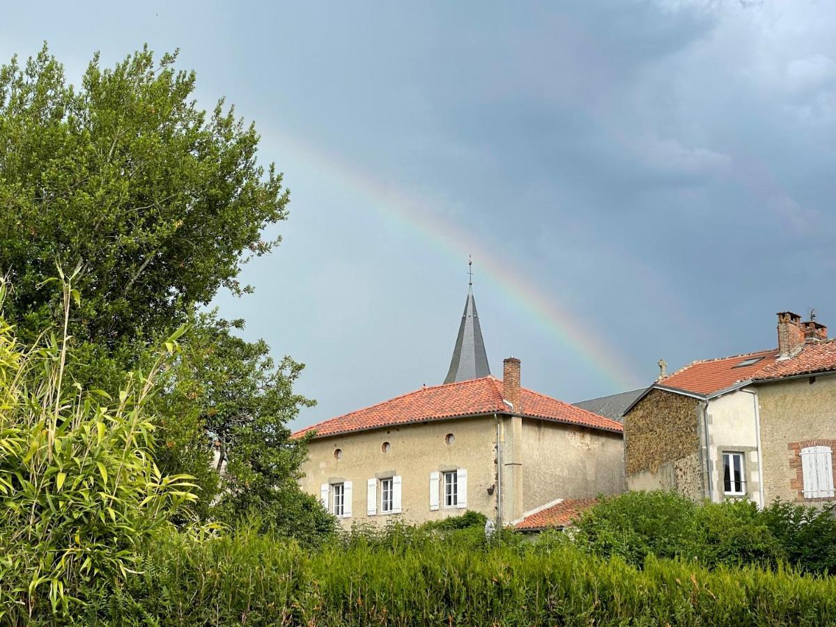 Maison Hirondelles Hotes Mezieres-sur-Issoire Luaran gambar